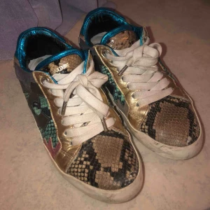  - Zadig&voltaire sneakers som är i fint skick. Slitningarna vid sulan ska vara så. Köpta förra året så dom finns inte kvar i butik!