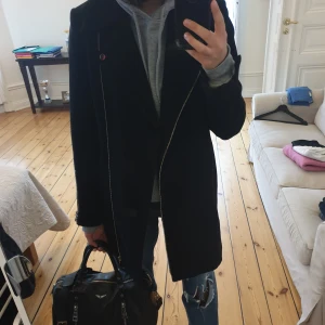 Svart kappa - Säljer min oanvända kappa från vera moda, inte nopprig eller skadaf på något vis💓jag är 1173cm lång