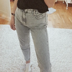 Skit snygga mom jeans, gina - Säljer de här slutsålda jeansen från gina tricot då de är för små och jag inte kunde prova dem i butik pga Corona. Prislapp kvar och helt ny skick!