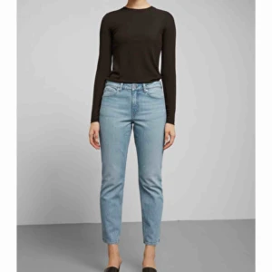  - Ljusa jeans från Weekday i nyskick. Säljer på grund av för att de är för små för mig. De passar en S- liten M, strl 30.30. Frakten delas på! 