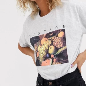T-shirt med tryck  - Jättefin T-shirt från Daisy street köpt på ASOS . Bara använd 1 gång och i fint skick . Säljer då den inte kommer till användning 🍇🍉🍊