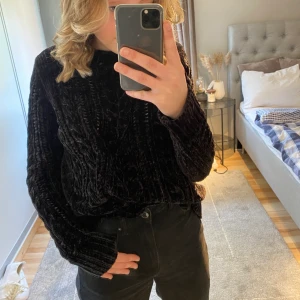 Mjuk svart tröja  - Säljer min mjuka tröja i storlek L, tröjan är väldigt liten i storlek eftersom den passar mig bra som har xs/s💕 kunden står för frakten 