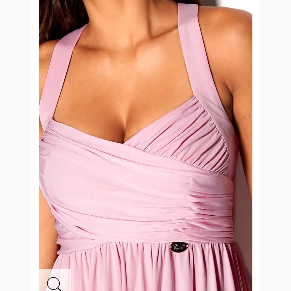 Oanvänd elegant långklänning med fantastisk drapering! Rochelle Gathered Maxi Dress Baby Pink i storlek XS men passar även S. Längd från axelsöm 148-153 cm, byst 84-104 cm.                Ordinariepris:599 kr. (Lånad bild). . Klänningar.