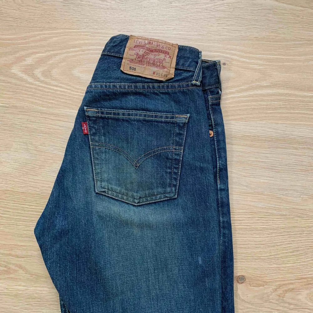 Levis 501 i en ganska mörk denim färg! (Första bilden visar endast hur de sitter!) Säljer pga av att de är för små i midjan. Budet ligger på 510 kr 😇 🥰. Jeans & Byxor.