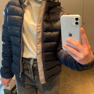 Colmar jacka - Mörkblå och guld colmarjacka! Står att det är storlek 42 men skulle säga att det motsvarar S/M    