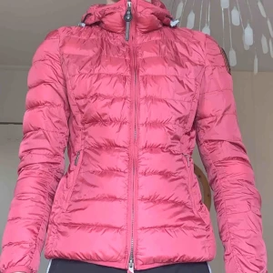  - Parajumper Juliet - 8/10 i kondition, andra bilden beskriver problemet. 