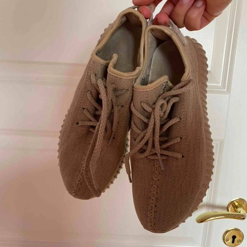 Yeezy boost. I färgen Tan, storlek 38. Använda vid ett fåtal tillfällen. Fraktas!. Skor.