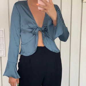 Satin blus - Superfin blus, använd en gång så skicket är som nytt! ❤️ tillkommer 20kr i frakt! 