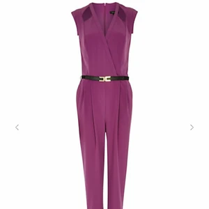 Jumpsuit - River Island  - Byxdress med avtagbar bälte, använd endast 1 gång. Storlek 34 men passar även 36. Bild nr 2 visar hur den sitter på, säljer DOCK den i lila färg. (Lånad bild) 