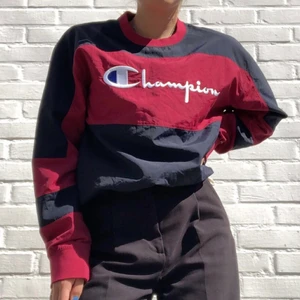 Vintage champion windbreaker - Köpte denna vintage champion i lisabon förra året för 900 kr och använd fåtal gånger. Ganska stor för att vara storlek M. Vinröd & mörkblå. Skulle säga att det är en mix av sweatshirt och windbreaker. Kan mötas upp i Malmö eller frakta mot fraktkostnad. 💥