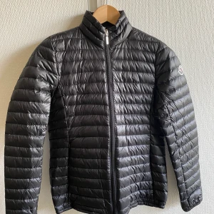 Lätt dunjacka  - Fin lätt dunjacka perfekt till hösten. Oanvänd med alla lappar kvar 