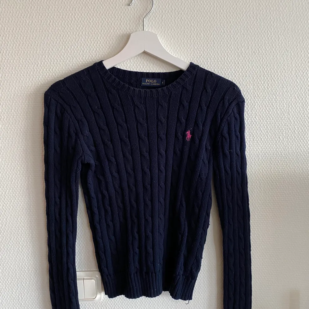 En snygg marinblå kabelstickad tröja från Ralp Lauren i bra skick. Passar lika bra en XS. Eventuell frakt tillkommer✨. Tröjor & Koftor.
