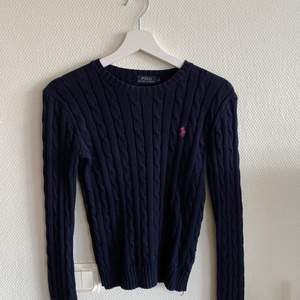 En snygg marinblå kabelstickad tröja från Ralp Lauren i bra skick. Passar lika bra en XS. Eventuell frakt tillkommer✨