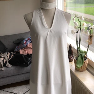 Vit klänning  - Använd 1 gång 