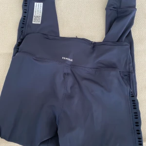 Adidas mörkblå träningstights - Helt nya och oanvända träningstights från Adidas. Snygga detaljer och skönt tyg! Frakt tillkommer <3