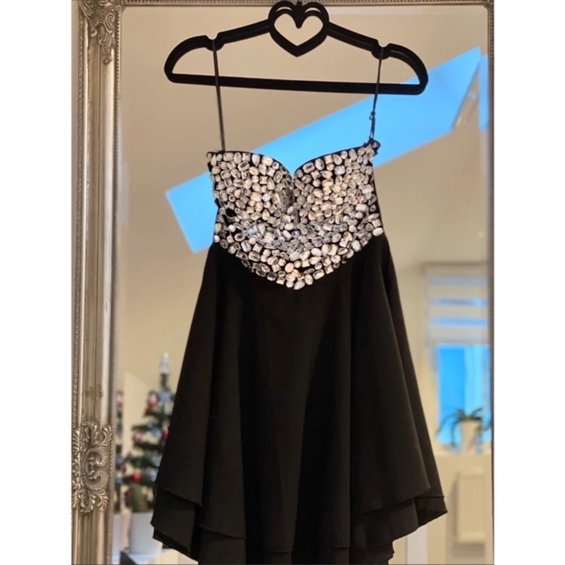 Svart klänning med fina detaljer  - 90