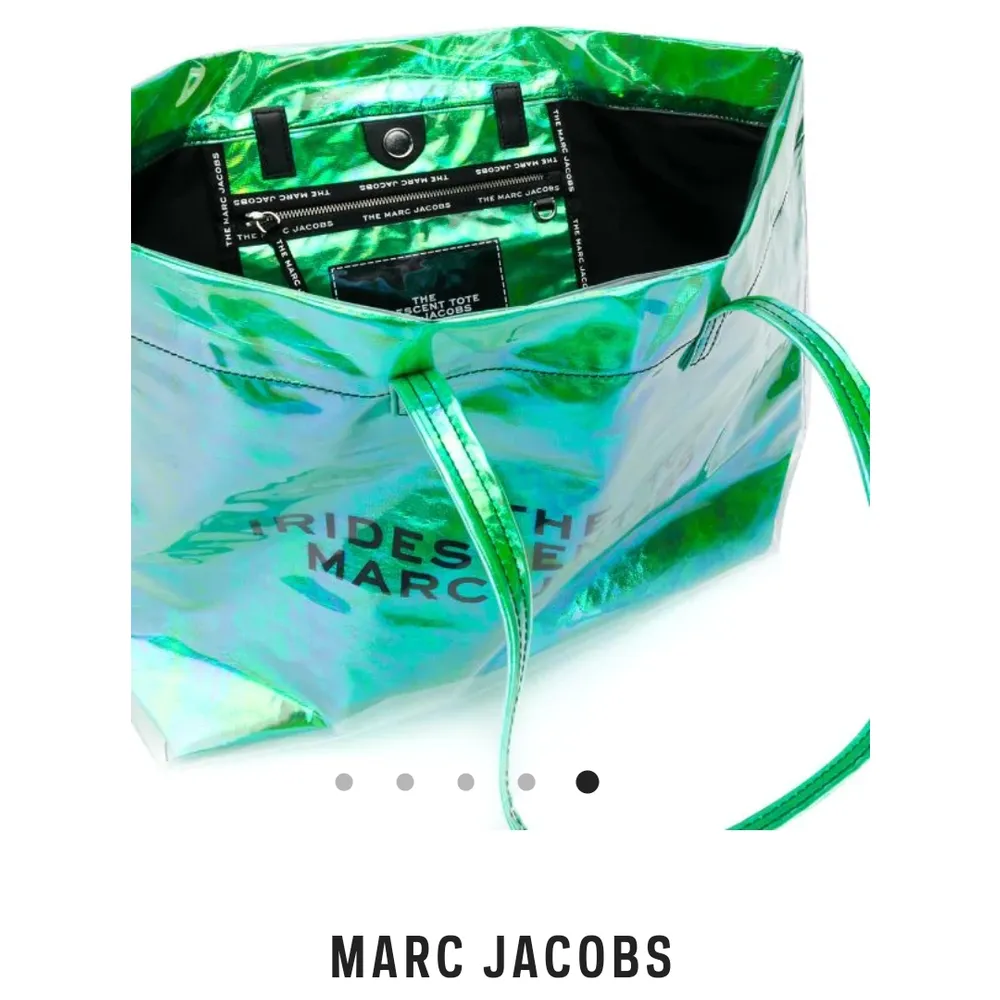 Säljer min Marc Jacobs väska som är oanvänd. Jag tycker mycket om den, men den passar inte min stil... :(  Hoppas att någon annan kan ge den användning och kärlek. . Väskor.