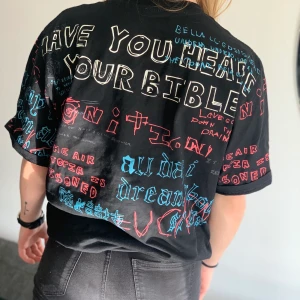 GRAFITTI SNYGG T-shirt  - En dösnygg oanvänd grafitti tischa. Storlek XL Men liten i storlek. Testa sätta dig på en tinderdate med denna och ni har något att prata om (eller iaf något att läsa en stund). En icebreaker tischa. En blickfångar tischa och mycket annat! ✌🏼