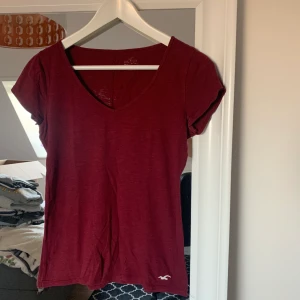 T-shirt - V-ringad t-shirt från Hollister, storleken syns inte längre men skulle gissa på xs/s. | Köpare står för frakten ☺️