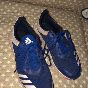 Skor - Adidas skor, frakt 66kr då de är skor och de väger mer, 