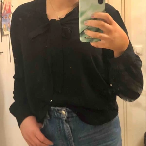  - Fin blus från Gina i tunnare material som tyvärr inte kommer till användning längre🌺