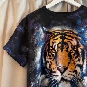  - Pris kan diskuteras! Skit cool T-shirt!