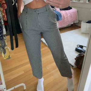  - Snygga, rutiga byxor från TRF Zara. Otroligt bra passform, sitter bra i midjan och inte för tighta på låren. Använd endast två gånger. Jag är 162cm lång för referens!🖤🤍 Kan mötas upp i GBG, köparen står för frakten 