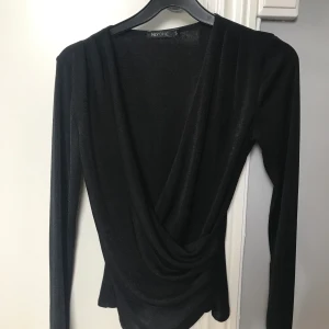 Blus - En svart blus från Nelly, köparen står för frakten