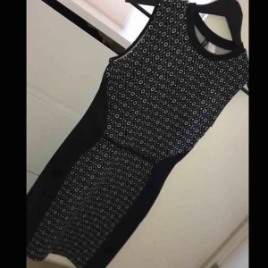  - Väldigt fin klänning! Köpt från h&m och aldrig använts! Stl 38/S/Xs- pris: 125kr + frakt🛍