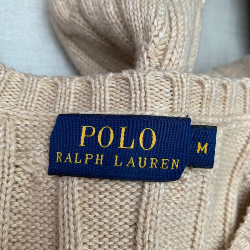 Säljer denna stickade Ralph lauren tröja endast använd 1 gång och i bra skick. Nypris runt 1400kr mitt pris 600kr. Stickat.