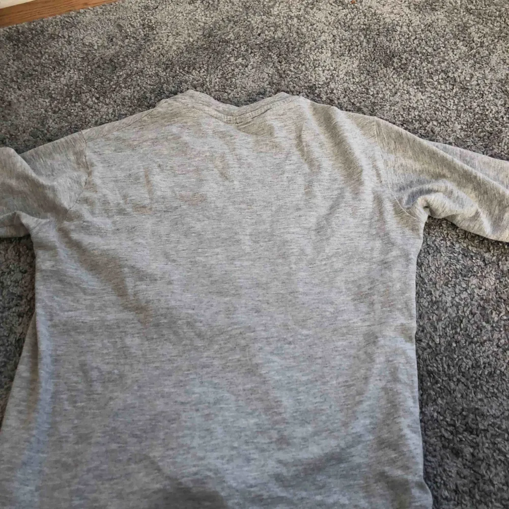 Snygg, grå tröja från fila. Använd några gånger men i bra skick. Slutsåld där jag köpte den. Pris kan även diskuteras. . T-shirts.