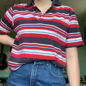 Randig tröja - Söt randig tröja från second hand! Står ingen storlek men skulle nog säga L. Säljer eftersom jag inte använder den längre🌸🪐💗 frakt tillkommer!!!