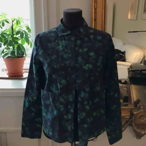  - Jättefin skjorta med rak passform från COS. Grön/blå med ett supercoolt mönster och två stora fickor framtill! Superfint skick då den knappt är använd. Kan mötas upp i Stockholm alternativt frakta inom Sverige, då står köparen för fraktkostnad!💚