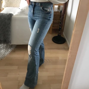 Flare jeans från Gina tricot - Ett par snygga flare jeans från Gina tricot. Helt oanvända i storlek 34.
