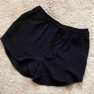  - Enkla svart shorts! Helt oanvända! 