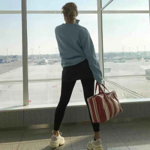  - Så fin väska sparsamt använd. Rymlig, dragkedja. Kommer inte ihåg om den är från zara eller mango. Köparen står för frakt!  Första bilden: lånad från Matilda Djerfs instagram 