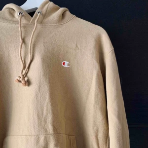  - Beige hoodie från märket Champion. Nypris 1000kr.  400kr exklusive frakt. 