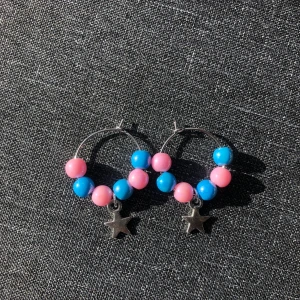 Örhängen med pärlor och stjärnor💕💙🌟 - Handgjorda oanvända ringörhängen med pärlor och stjärnor på🤩 60kr inklusive frakt💞