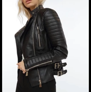 Skinnjacka CHIQUELLE - Chiquelle Moto jacket i fake skinn. Gått sönder inuti vid ryggen (se bild 3) men annars är jackan ett bra skick