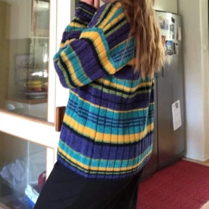 Randig retrokofta - Säljer denna unika färgglada koftan som jag säljer då jag använder den alldeles för lite! Den är mjuk och skön och inte ett dugg stickig ❤