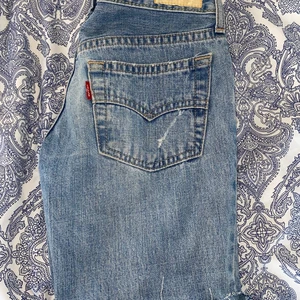 Levis shorts i 25x31 - Ett par riktigt fina Levis shorts som är i en lite längre modell. Inga tydliga slitningar. Säljer pågrund av att de är för små. Frakt tillkommer.