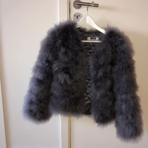 Dennis Maglic jacka - Använd Max 2 gånger. Köptes helt ny för 2år sedan för 1200kr! Köparen står för frakten :*