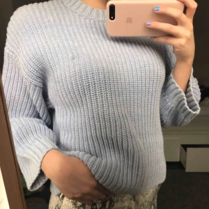 Tröja - Ljusblå skickad tröja från Carin Wester! Har en liten mask som har blivit konstig så en liten mörkare fläck men inget som syns:)