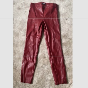 Ett par lakkbyxor i storlek Xs/S -  Röda, Laxbyxor. Så jävla snygga men lite för små för mig så väljer att sälja dem! I storlek Xs/S