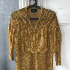 Blus - Senapsgul blus i spets från .Object i storlek XS