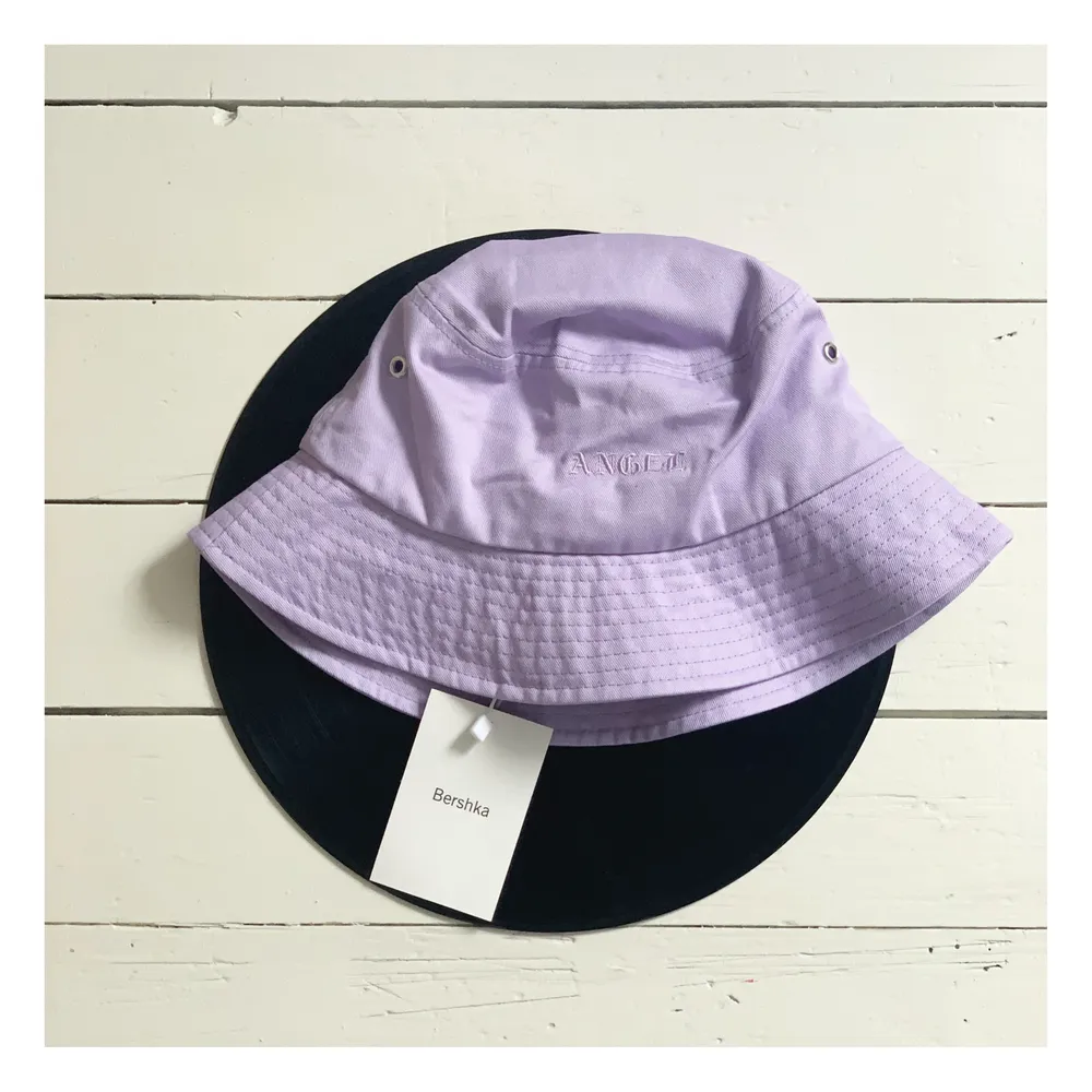 Helt ny buckethat från bershka, säljer då jag aldrig använder den💘                                                               frakt: 22kr (tar endast swish)✨                                                  nypris: 139kr. Accessoarer.