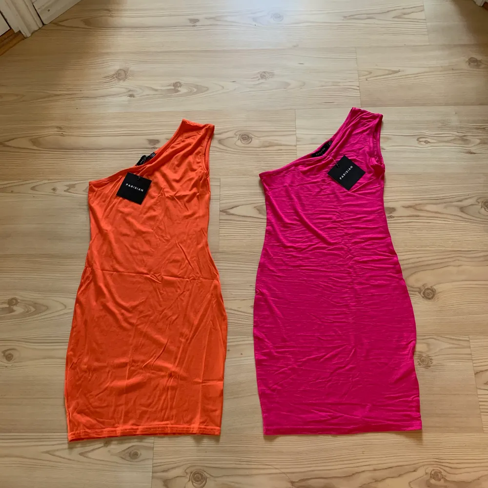 Helt ny & oanvänd bodycon klänning i orange & fuchsia rosa. Prislappen finns kvar. ⛔️ORANGEA KLÄNNINGEN ÄR SÅLD⛔️. Klänningar.