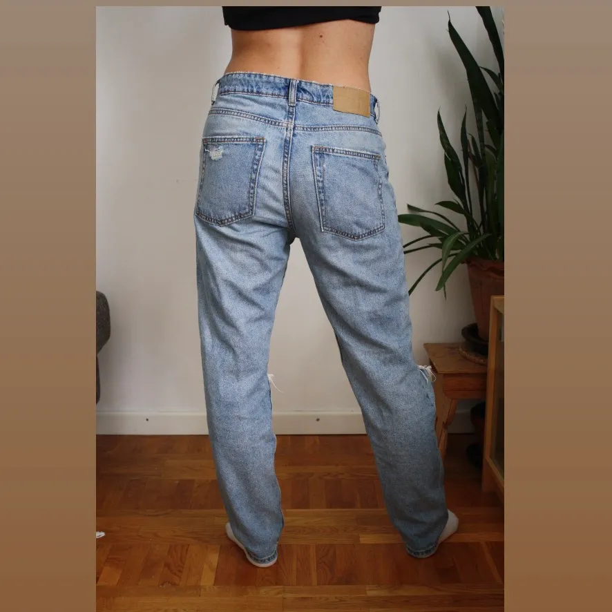 Ljusa jeans från h&m med hål på knäna. storlek 36, längd: 100cm, innrebenslängd: 72 cm. Sköna och snygga, ganska breda i midjan (80 cm). (Intresserad eller har du frågor? Hör av dig:)). Jeans & Byxor.