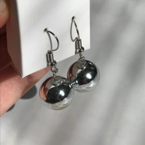 Örhängen  - Festliga små örhängen. 10kr + frakt 11kr (tar bara swish)