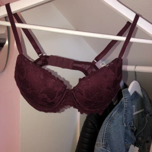 Spets Bh  - Jättefin vinröd spets bh, tyvärr för liten för mig. Därav aldrig använd, endast testad. Bjuder på frakten!🤍